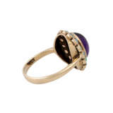 Ring mit ovalem Amethystcabochon und kl. Opalen, - photo 3