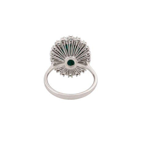 Ring mit ovalem Türkis entouriert von Brillanten zus.ca. 1,2 ct, - Foto 4
