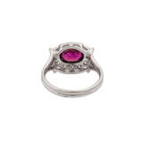 Ring mit ovalem Rubin ca. 1,6 ct und Brillanten zusammen ca. 0,36 ct, - photo 4