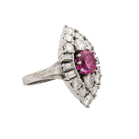 Ring mit pinkfarbenem Saphir ca. 2,5 ct, Brillanten zusammen ca. 1,5 ct - фото 1