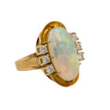 Ring mit ovalem Opal ca. 4,2 ct und 6 Brillanten zusammen ca. 0,65 ct, - Foto 1