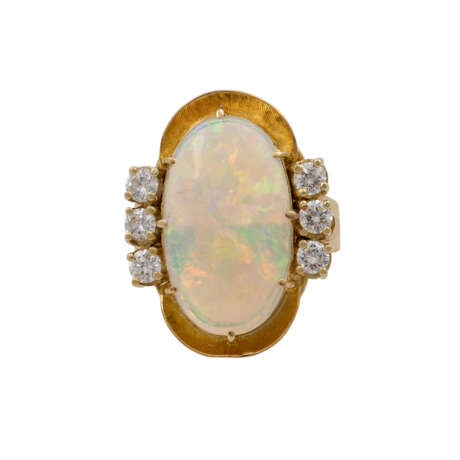 Ring mit ovalem Opal ca. 4,2 ct und 6 Brillanten zusammen ca. 0,65 ct, - фото 2