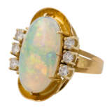 Ring mit ovalem Opal ca. 4,2 ct und 6 Brillanten zusammen ca. 0,65 ct, - Foto 5