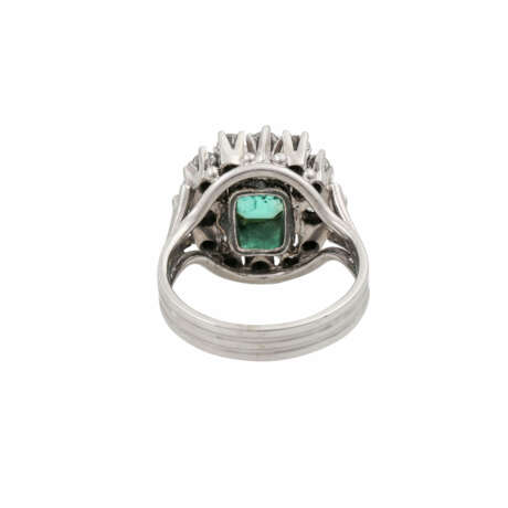 Ring mit Smaragd und Brillanten von zusammen ca. 1,1 ct, - Foto 4