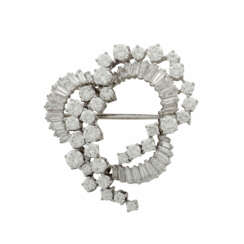 Brosche mit Brillanten zusammen ca. 2,5 ct und Trapezdiamanten zusammen ca. 1,5 ct,