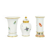MEISSEN 2 Vasen und 1 Deckelvase, 1. und 4. Wahl, 20. Jahrhundert: - photo 2