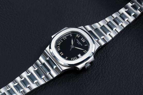 Patek Philippe. PATEK PHILIPPE, REF. 3800/1A-001, A STEEL NAUTILUS WITH BLACK DIAL AND ROMAN NUMERALS - photo 1