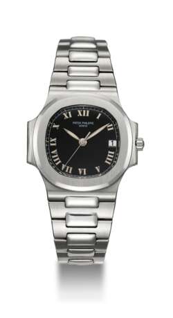 Patek Philippe. PATEK PHILIPPE, REF. 3800/1A-001, A STEEL NAUTILUS WITH BLACK DIAL AND ROMAN NUMERALS - Foto 3