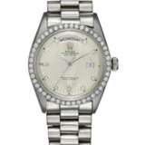 Rolex. ROLEX "BROOKLYN BRIDGE", A PLATINUM DIAMOND-SET OYSTER PERPETUAL DAY-DATE WITH AN ENGRAVED DIAL, REF. 1804 - photo 3