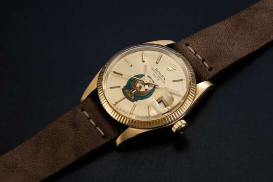 Rolex. ROLEX, A GOLD OYSTER PERPETUAL DATE WITH UAE ARMED FORCES DIAL, REF. 1503 - photo 1