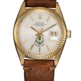 Rolex. ROLEX, A GOLD OYSTER PERPETUAL DATEJUST WITH SAUDI ARABIAN ARMED FORCES CREST, REF. 1601 - Foto 3