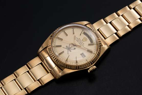 Rolex. ROLEX, A YELLOW GOLD OYSTER PERPETUAL DAY-DATE WITH “KHANJAR” INSIGNIA, REF. 1803 - Foto 1