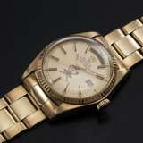 Rolex. ROLEX, A YELLOW GOLD OYSTER PERPETUAL DAY-DATE WITH “KHANJAR” INSIGNIA, REF. 1803 - Foto 1