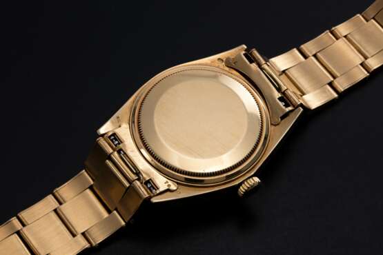 Rolex. ROLEX, A YELLOW GOLD OYSTER PERPETUAL DAY-DATE WITH “KHANJAR” INSIGNIA, REF. 1803 - Foto 2
