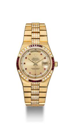 Rolex. ROLEX, A GOLD OYSTERQUARTZ DAY-DATE WITH A DIAMOND AND RUBY-SET BEZEL AND INTEGRATED GOLD ‘KARAT’ BRACELET, REF. 19188 - Foto 3