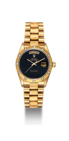 Rolex. ROLEX, A GOLD OYSTER PERPETUAL DAY-DATE WITH DIAMOND BEZEL AND ONYX DIAL, REF. 18108 - Foto 3
