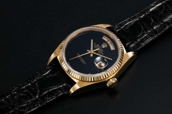 Rolex. ROLEX, A GOLD OYSTER PERPETUAL DAY-DATE WITH ONYX DIAL AND HEBREW CALENDAR, REF. 18038 - Foto 1