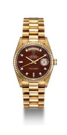 Rolex. ROLEX, 18k GOLD OYSTER PERPETUAL DAY-DATE WITH “OXBLOOD STELLA DIAL”, REF. 18238 - Foto 3