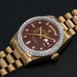 Rolex. ROLEX, A GOLD AND DIAMOND-SET OYSTER PERPETUAL DAY-DATE WITH “KHANJAR” INSIGNIA ON THE "OXBLOOD" DIAL, REF. 18048 - Foto 1