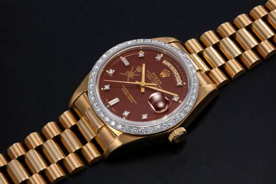 Rolex. ROLEX, A GOLD AND DIAMOND-SET OYSTER PERPETUAL DAY-DATE WITH “KHANJAR” INSIGNIA ON THE "OXBLOOD" DIAL, REF. 18048 - photo 1