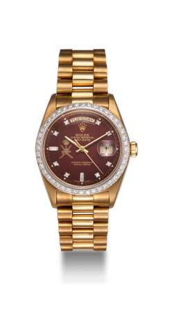 Rolex. ROLEX, A GOLD AND DIAMOND-SET OYSTER PERPETUAL DAY-DATE WITH “KHANJAR” INSIGNIA ON THE "OXBLOOD" DIAL, REF. 18048 - photo 3