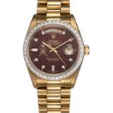 Rolex. ROLEX, A GOLD AND DIAMOND-SET OYSTER PERPETUAL DAY-DATE WITH “KHANJAR” INSIGNIA ON THE "OXBLOOD" DIAL, REF. 18048 - Foto 3