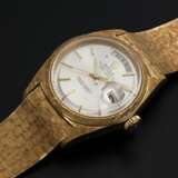 Rolex. ROLEX, A RARE GOLD OYSTER PERPETUAL DAY-DATE WITH “FLORENTINE-FINISH” CASE AND BRACELET, REF. 1806 - Foto 1