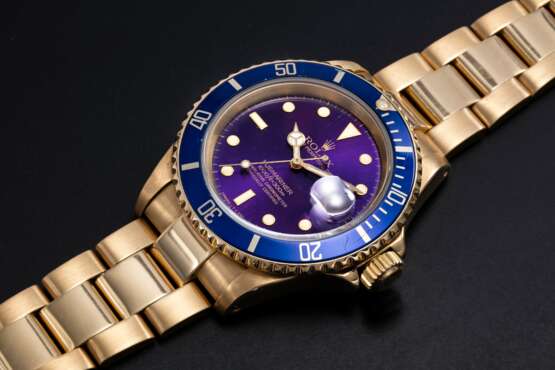 Rolex. ROLEX, A YELLOW GOLD SUBMARINER WITH PURPLE DIAL, REF. 16618 - Foto 1