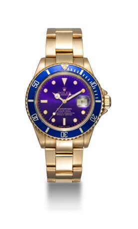 Rolex. ROLEX, A YELLOW GOLD SUBMARINER WITH PURPLE DIAL, REF. 16618 - фото 3