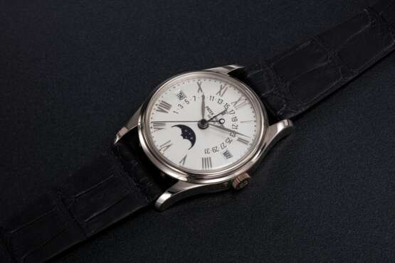 Patek Philippe. PATEK PHILIPPE, A WHITE GOLD PERPETUAL CALENDAR WITH MOON-PHASE AND RETROGRADE DATE, REF. 5050G-021 - Foto 1