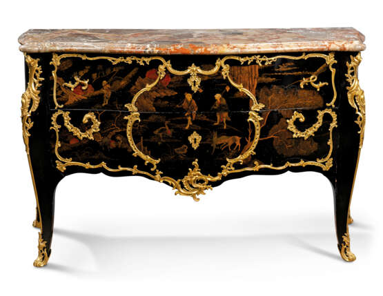 A LOUIS XV ORMOLU-MOUNTED CHINESE BLACK AND GILT LACQUER BOMBE COMMODE - Foto 1