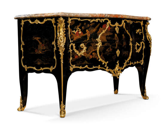 A LOUIS XV ORMOLU-MOUNTED CHINESE BLACK AND GILT LACQUER BOMBE COMMODE - Foto 2