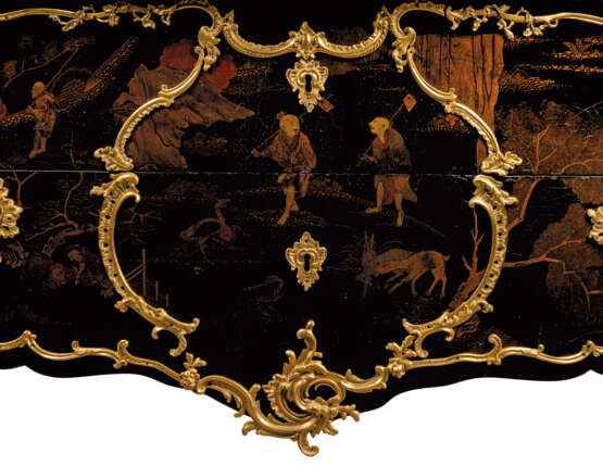 A LOUIS XV ORMOLU-MOUNTED CHINESE BLACK AND GILT LACQUER BOMBE COMMODE - фото 3