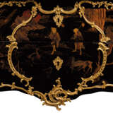 A LOUIS XV ORMOLU-MOUNTED CHINESE BLACK AND GILT LACQUER BOMBE COMMODE - Foto 3
