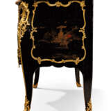 A LOUIS XV ORMOLU-MOUNTED CHINESE BLACK AND GILT LACQUER BOMBE COMMODE - Foto 4