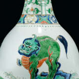 A MATCHED PAIR OF LARGE CHINESE FAMILLE VERTE BOTTLE VASES - Foto 3
