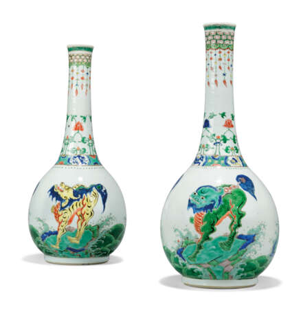 A MATCHED PAIR OF LARGE CHINESE FAMILLE VERTE BOTTLE VASES - Foto 4