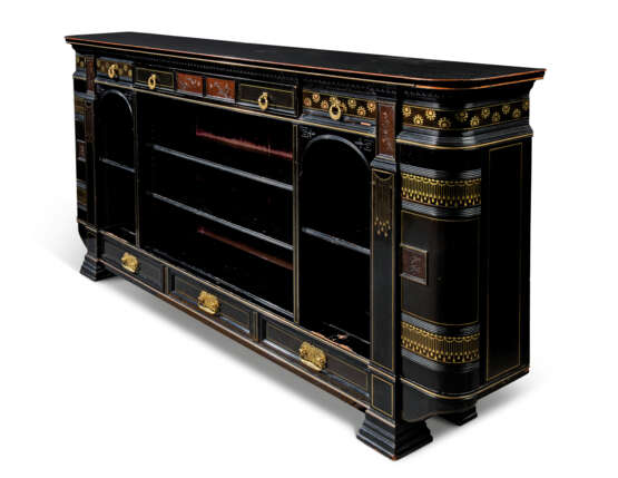 Herter Brothers. AN AMERICAN AESTHETIC MOVEMENT BRASS-INLAID EBONY AND EBONISED SIDE CABINET - Foto 2