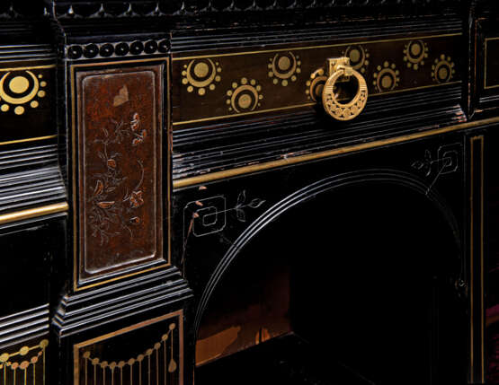 Herter Brothers. AN AMERICAN AESTHETIC MOVEMENT BRASS-INLAID EBONY AND EBONISED SIDE CABINET - Foto 3
