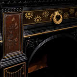 Herter Brothers. AN AMERICAN AESTHETIC MOVEMENT BRASS-INLAID EBONY AND EBONISED SIDE CABINET - Foto 3