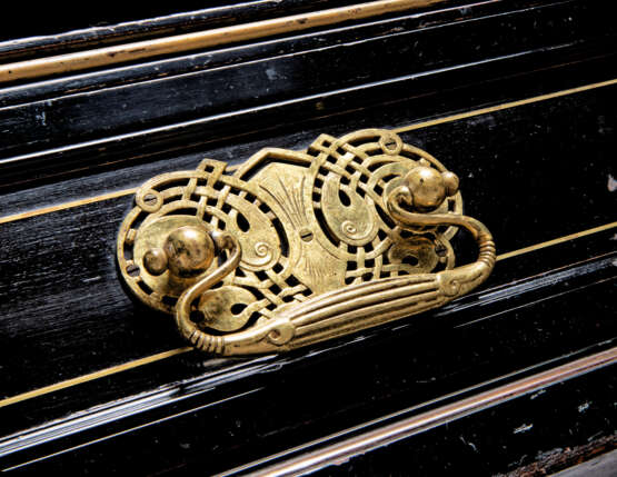 Herter Brothers. AN AMERICAN AESTHETIC MOVEMENT BRASS-INLAID EBONY AND EBONISED SIDE CABINET - Foto 4