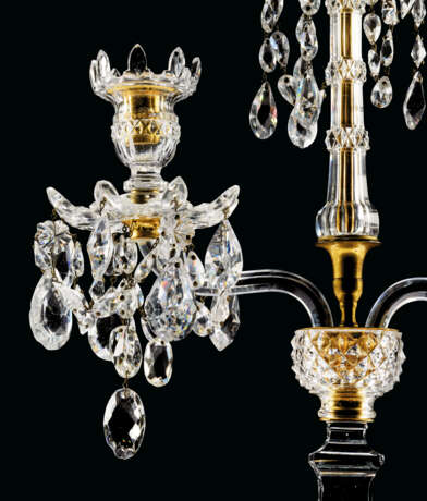 A PAIR OF GEORGE III CUT-GLASS AND ORMOLU TWO-BRANCH CANDELABRA - Foto 2