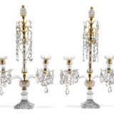 A PAIR OF GEORGE III CUT-GLASS AND ORMOLU TWO-BRANCH CANDELABRA - Foto 3