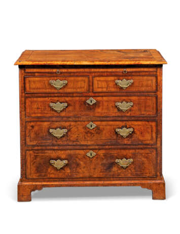 A GEORGE II CHEQUER-LINED WALNUT CHEST - фото 1