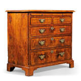 A GEORGE II CHEQUER-LINED WALNUT CHEST - Foto 2