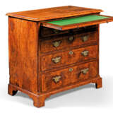 A GEORGE II CHEQUER-LINED WALNUT CHEST - Foto 3