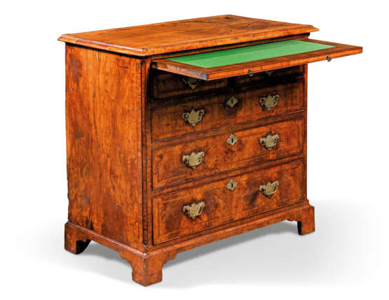 A GEORGE II CHEQUER-LINED WALNUT CHEST - Foto 3
