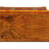 A GEORGE II CHEQUER-LINED WALNUT CHEST - photo 4