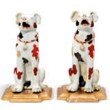 A PAIR OF PORCELAIN MODELS OF HOUNDS - фото 1
