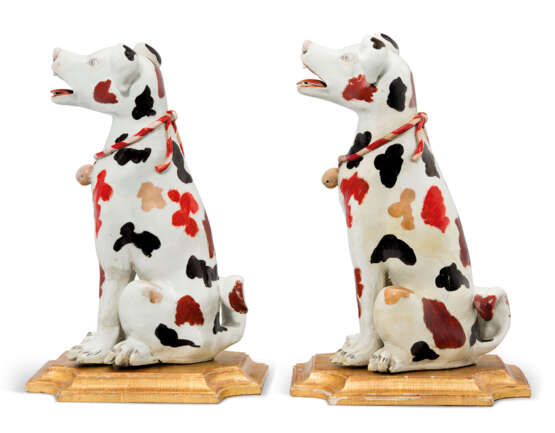 A PAIR OF PORCELAIN MODELS OF HOUNDS - Foto 2